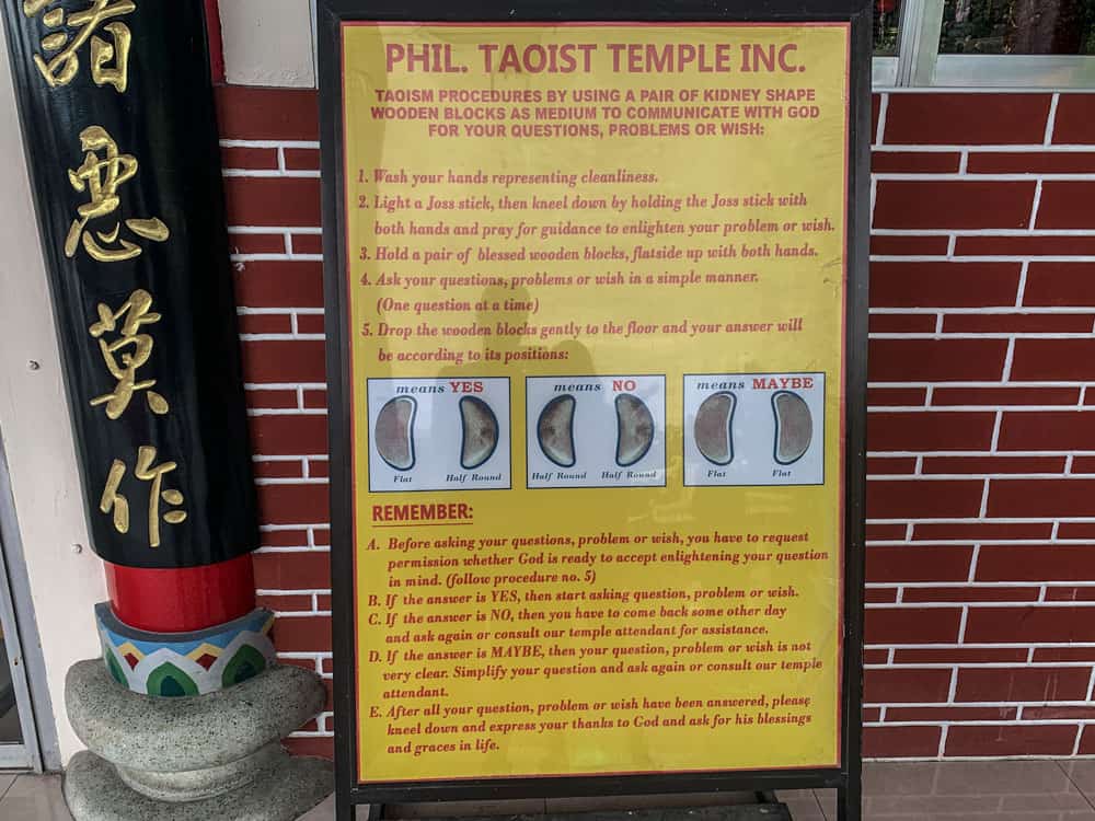 Taoist ritual with two kidney-shaped stones to speak with God