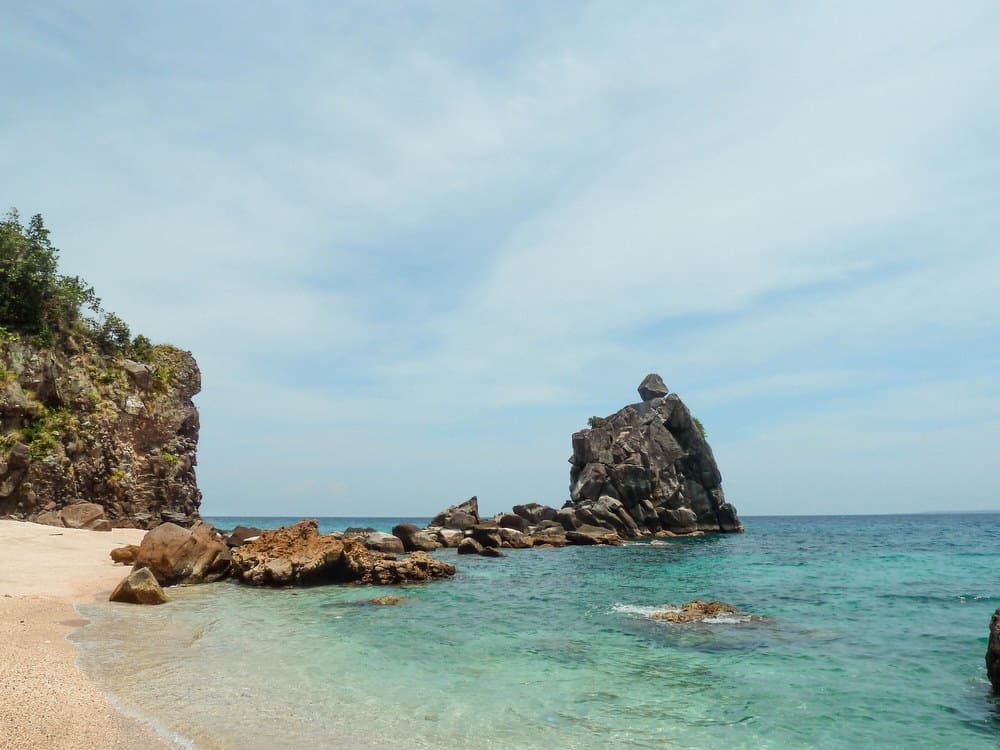 Apo Island beach and balouarte