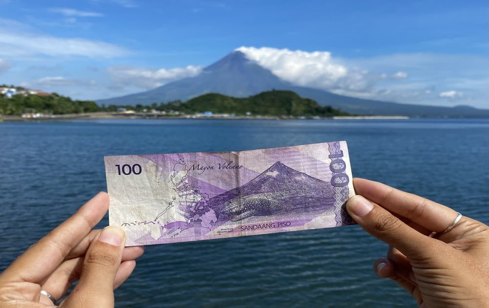 100 peso bill with the image of Mayón Legazpi